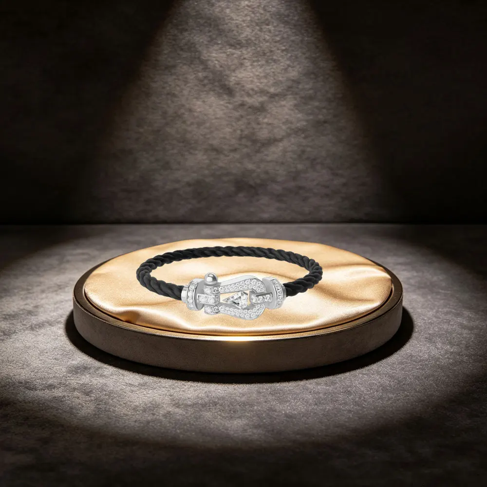 

Очень большой браслет в форме подковы, полностью инкрустированный бриллиантами, для мужчин и женщин.