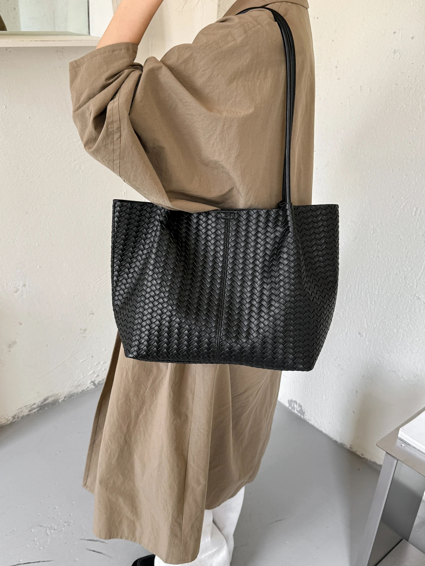 Large Capacity Woven Tote Bag Casual Single Shoulder Bag for Commuting Early Eight Trendy Retro Style Women's Handbag