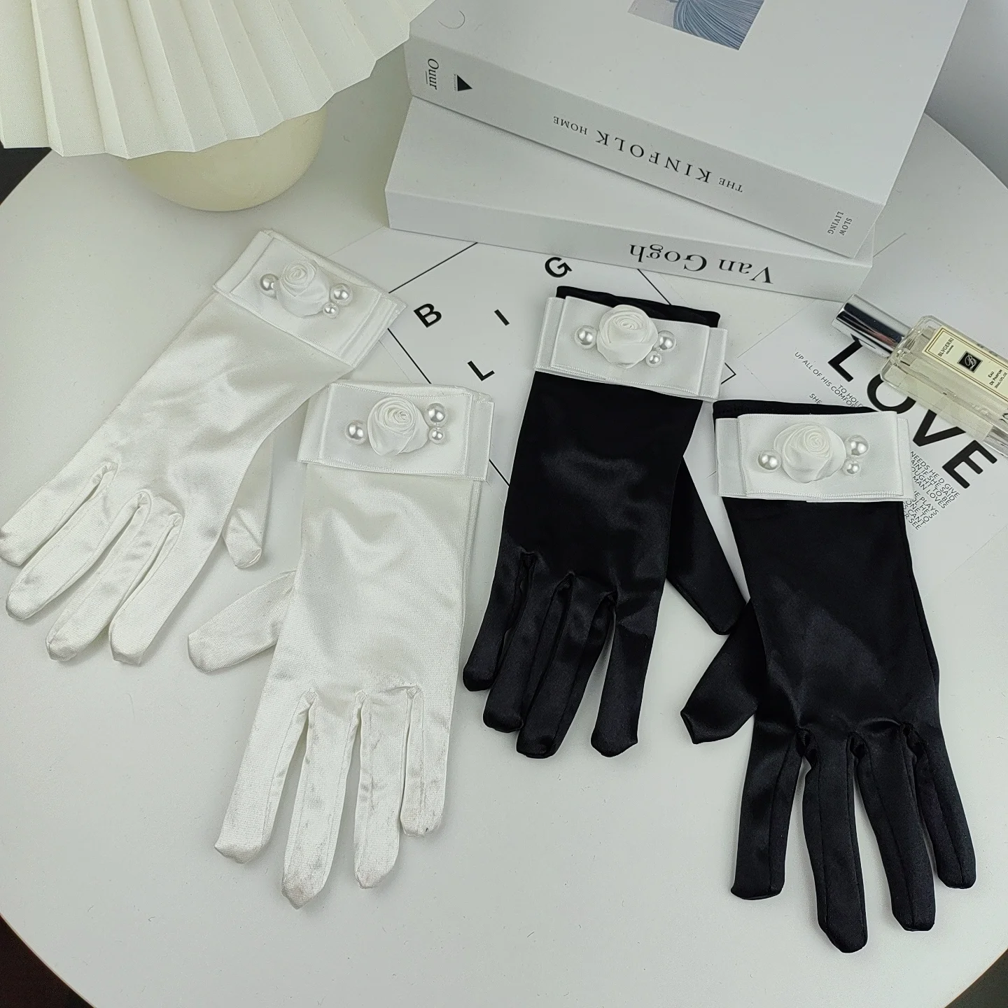 

Женские элегантные короткие атласные перчатки с цветочным жемчугом, женские весенне-летние винтажные перчатки для фотосессии, вечерние перчатки для вождения R1674