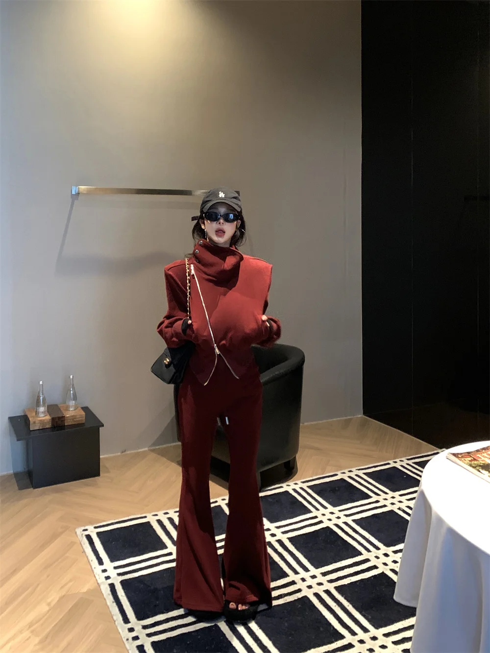 

Ретро-комплект: укороченная толстовка с высоким воротником и длинными рукавами цвета винного красного, женский зимний модный комплект с микро-клешем брюками, две части