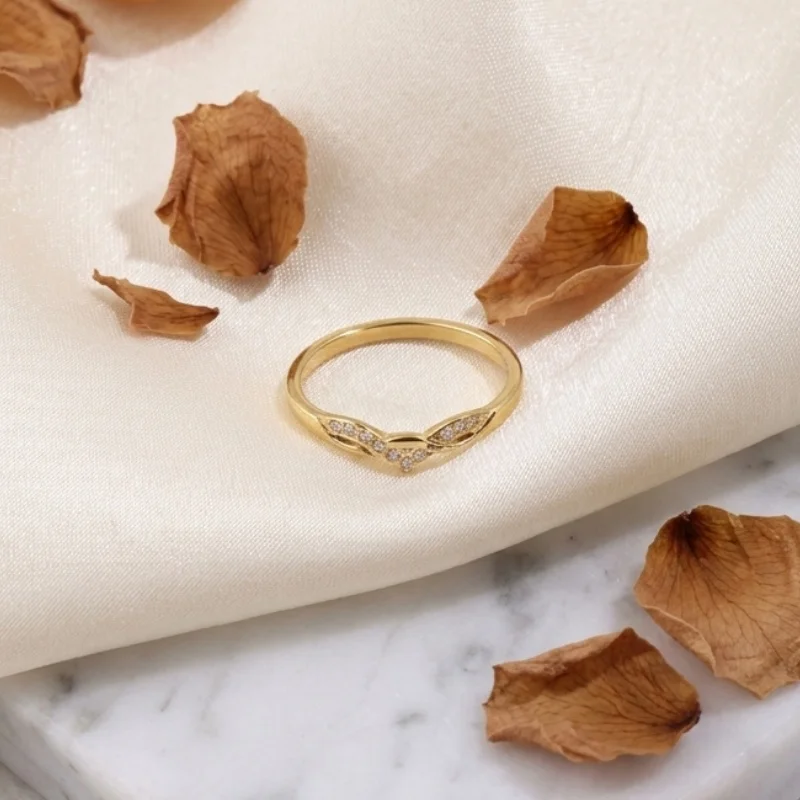 1 Piece of Stainless Steel Ring Plated with 18K Gold, Featuring a Twisted and Interwoven Design with Imitation Diamonds. the Twisted Rope and Entwined Design Create a Unique and Delicate Style. Suitable for Daily Wear, Gentle Outfits, Layering, and Minimalist Luxury. Versatile Women's Jewelry