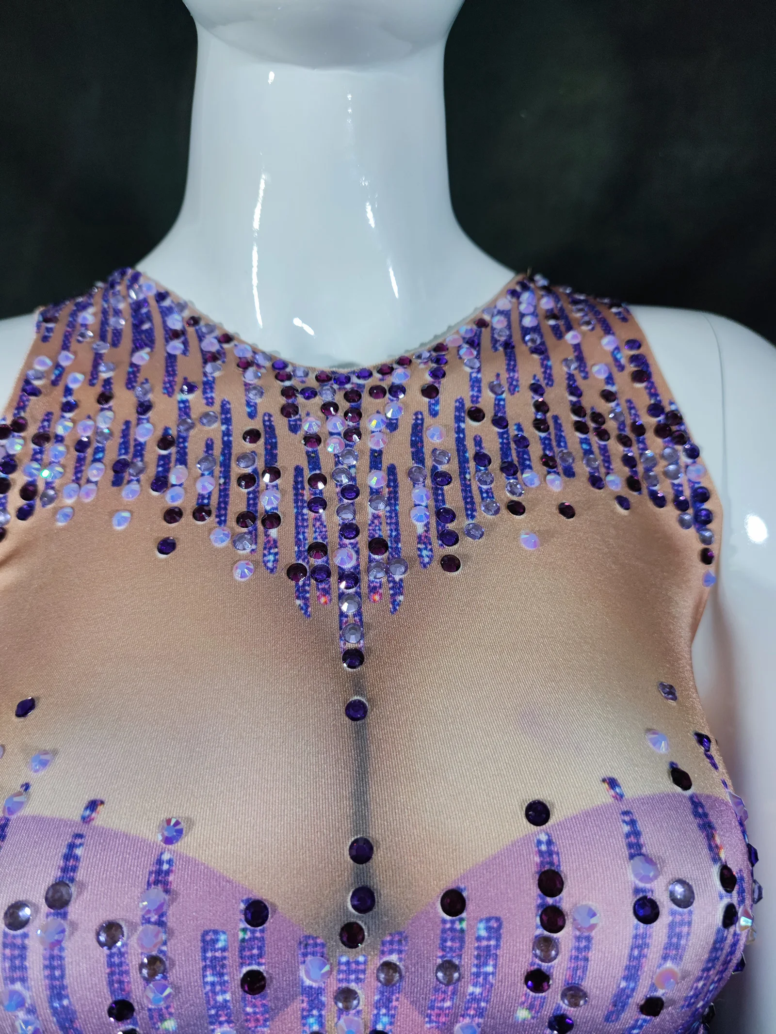 Tuta aderente viola sexy Scollo a cuore Spalla in tulle trasparente Finiture in piume Drag Queen Cantante Ballerino Performance Stage Wear