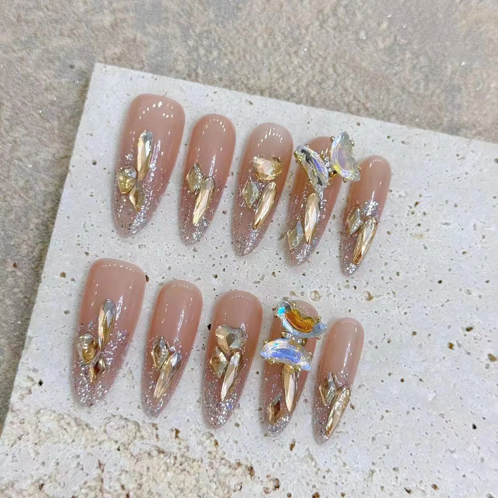 Druk Op Acyrlic Nagels Nude Roze Valse Nagels Aurora 3d Draaibaar Vlinderdecor Amandel Champagne Handgemaakte Diamanten Nepnagels