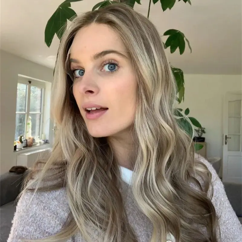 Top Gluelees Ombre Blonde Brown Wig 13x4 HD Synthetic Lace Front Large Small Size Cap Natural Body Wave 28'' for Free Party