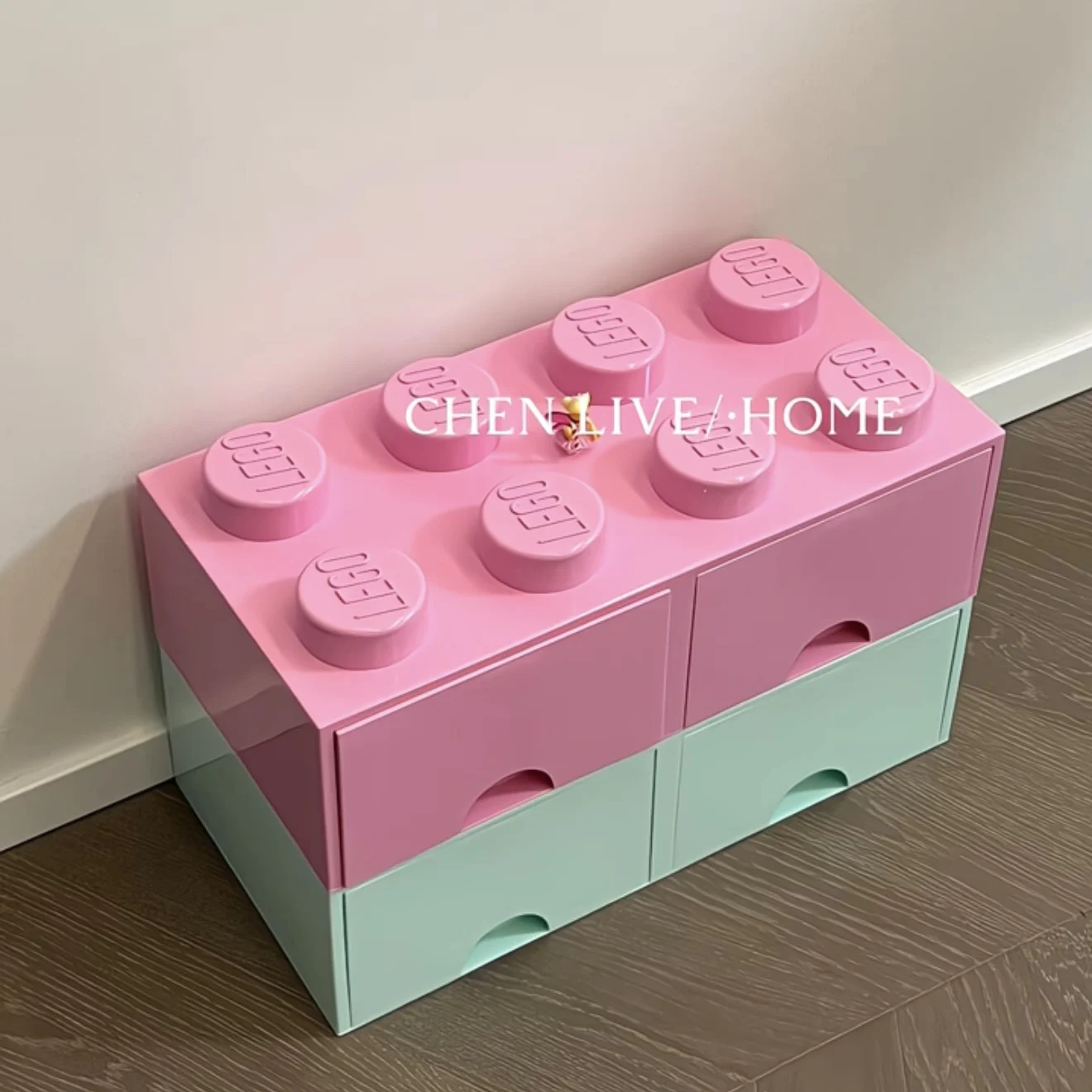 يمكن دمج صندوق التخزين مع خزانة بجانب السرير ذات قيمة عالية. #3