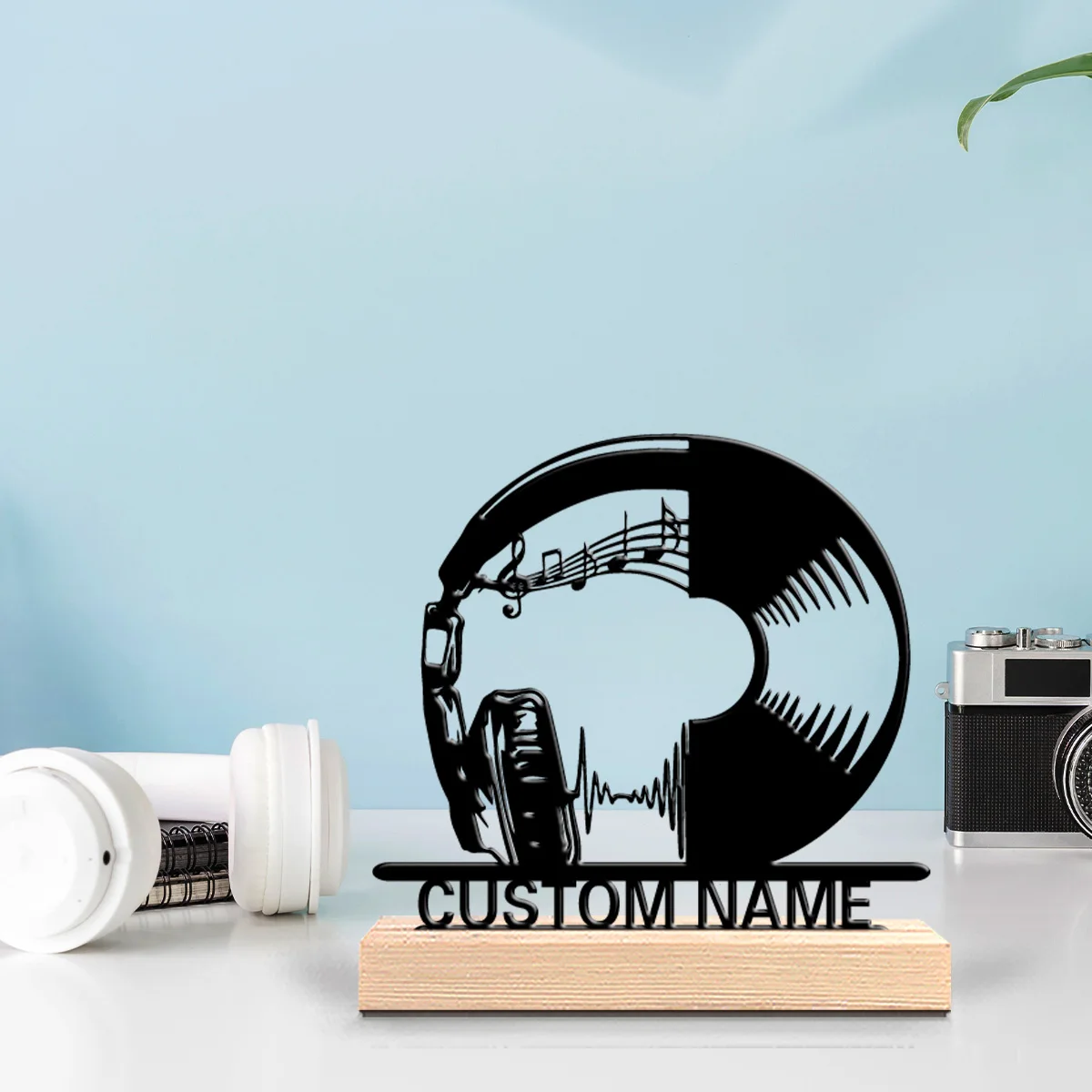 1 Stück Mode personalisierte benutzerdefinierte Musik Kopfhörer CD Metall Statuen Metallkunst mit Holzsockel geeignet für Büro, Schlafzimmer, Wohnzimmer
