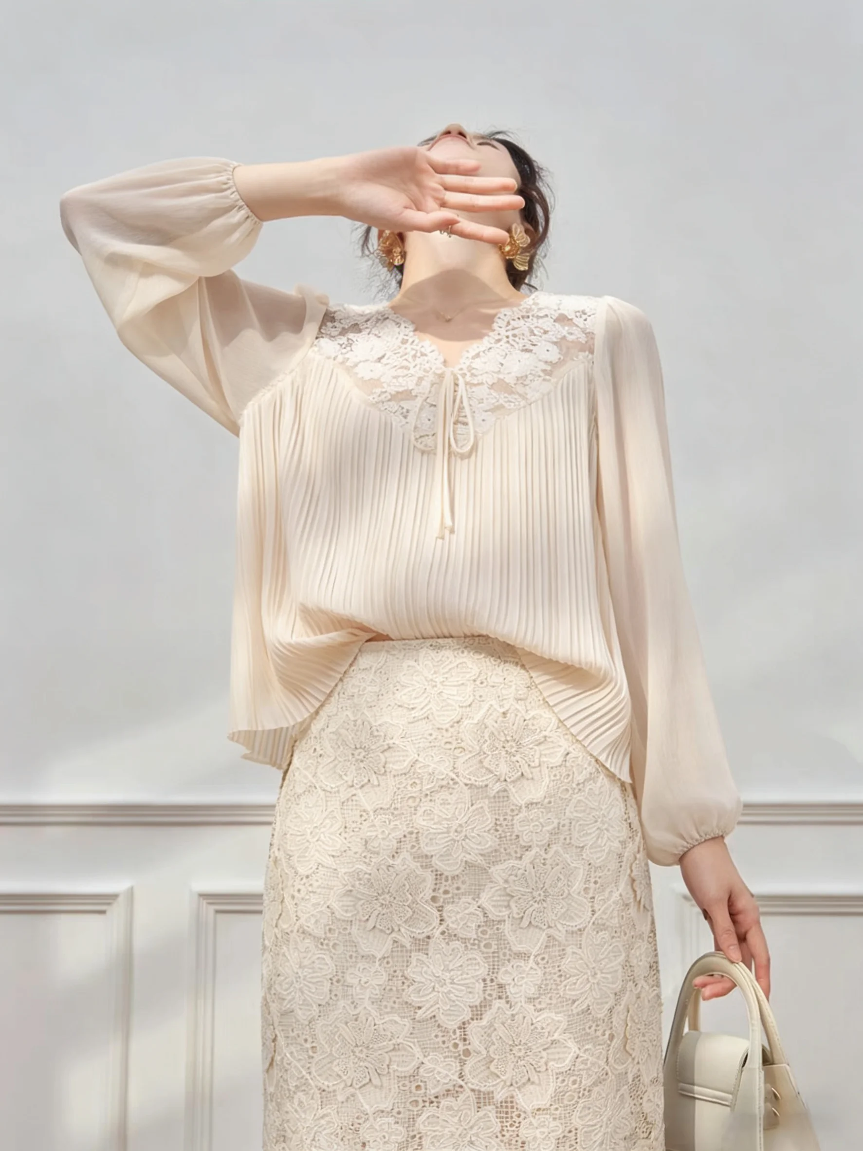 

Элегантный комплект из шифоновой юбки с кружевными вставками и рубашки с V-образным вырезом и длинными рукавами, женская мода Весна 2026, повседневный свободный крой