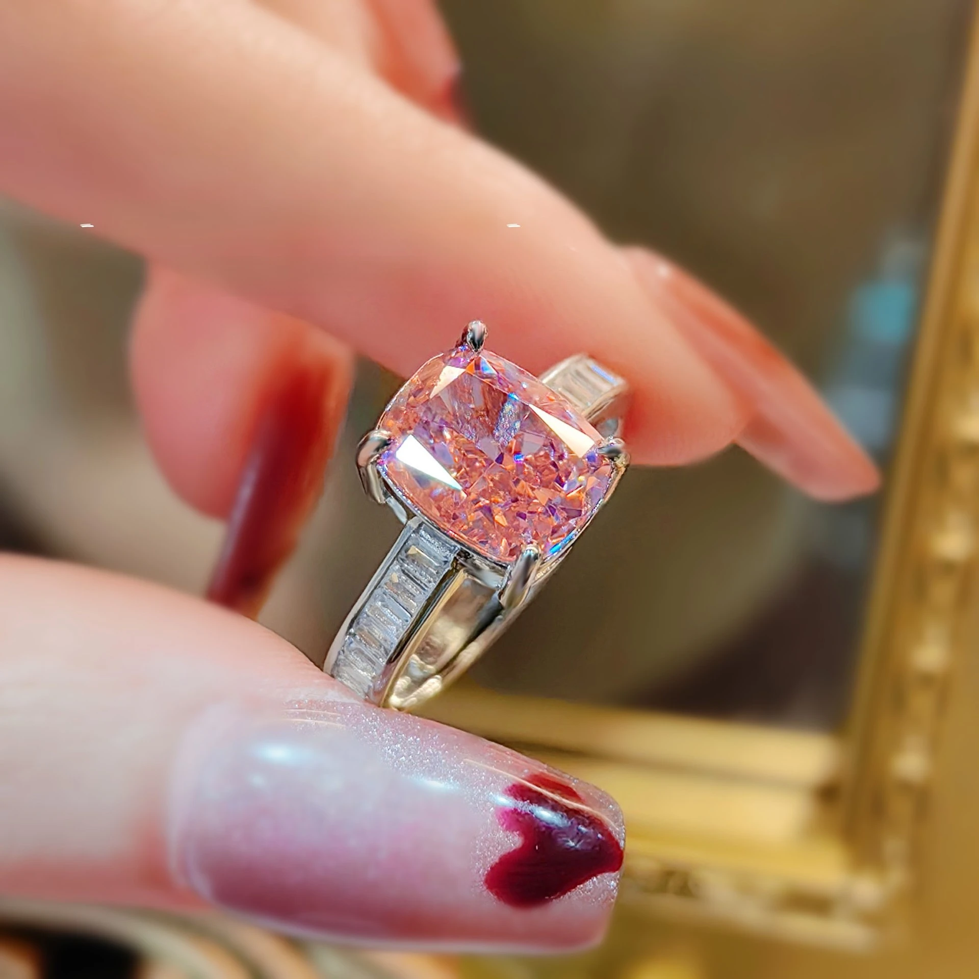 Rechteckiger Ring im koreanischen Stil mit Farbverlauf, aus rotem Korund und 925er Sterlingsilber – ein modischer, schlichter und eleganter Schmuck für Damen. – Detail 8