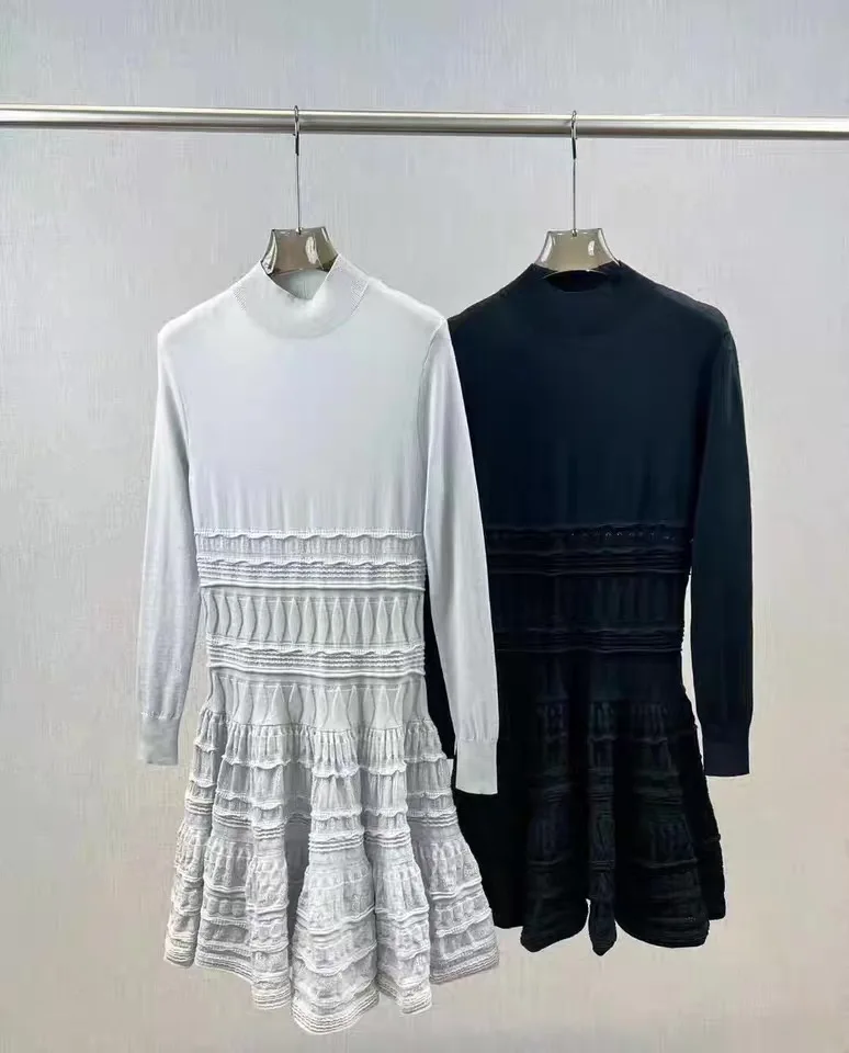 Vestido feminino de malha com gola alta e babados em camadas