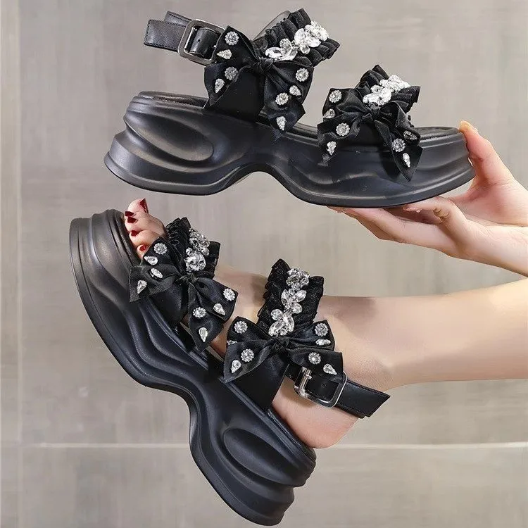 Sandalias informales de suela gruesa con diseño de diamantes de imitación y lazo, novedad de verano, zapatos geniales con Tacón de Cuña para playa, transpirables y huecos