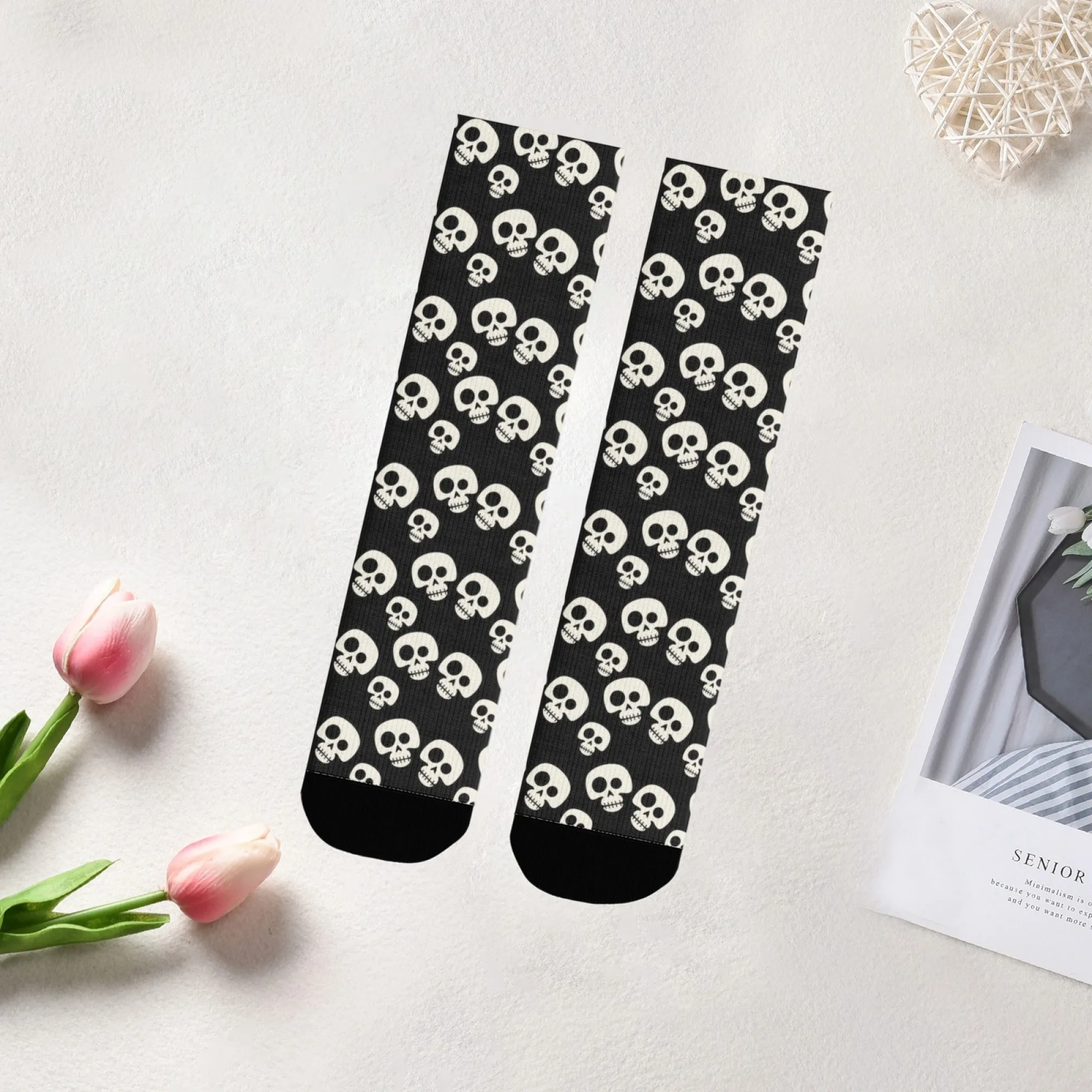 Calcetines unisex góticos minimalistas con diseño de calavera oscura, diseño de calavera blanca y negra, fanáticos del arte oscuro suave y entusiastas de la moda nerviosa