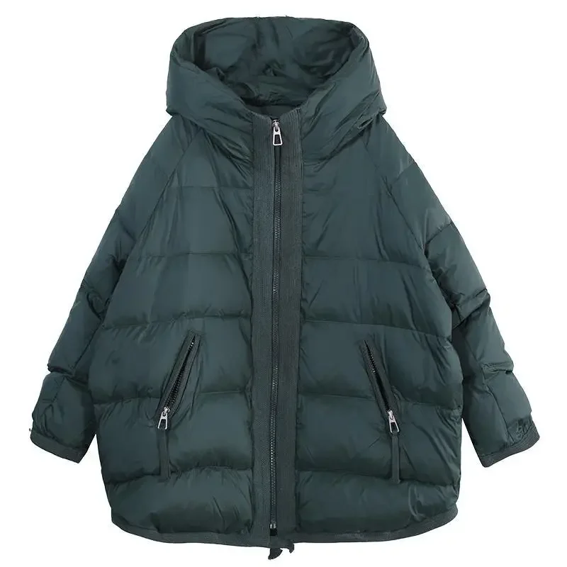 سترة نسائية أوروبية شتوية لعام 2025 سترة محبوكة بقلنسوة سترة بيضاء غير رسمية للأسفل