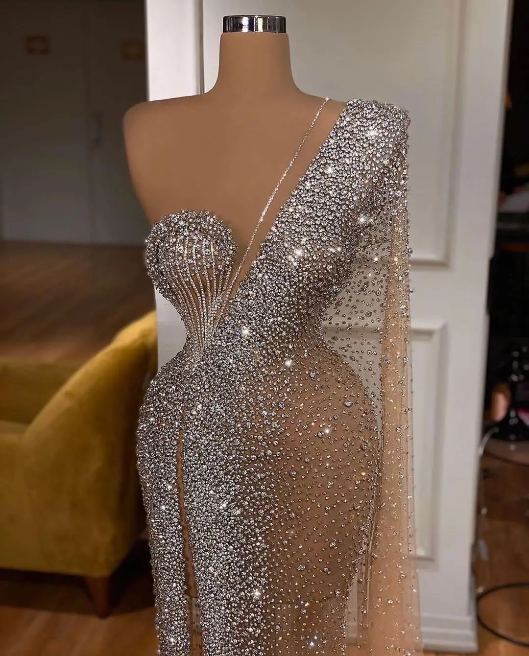 Sexy Evening Dresses V Neck One Long Sleeve Sequins Beaded Shiny 3D Lace Diamonds Appliques Side Slit Prom Dresses Custom Made