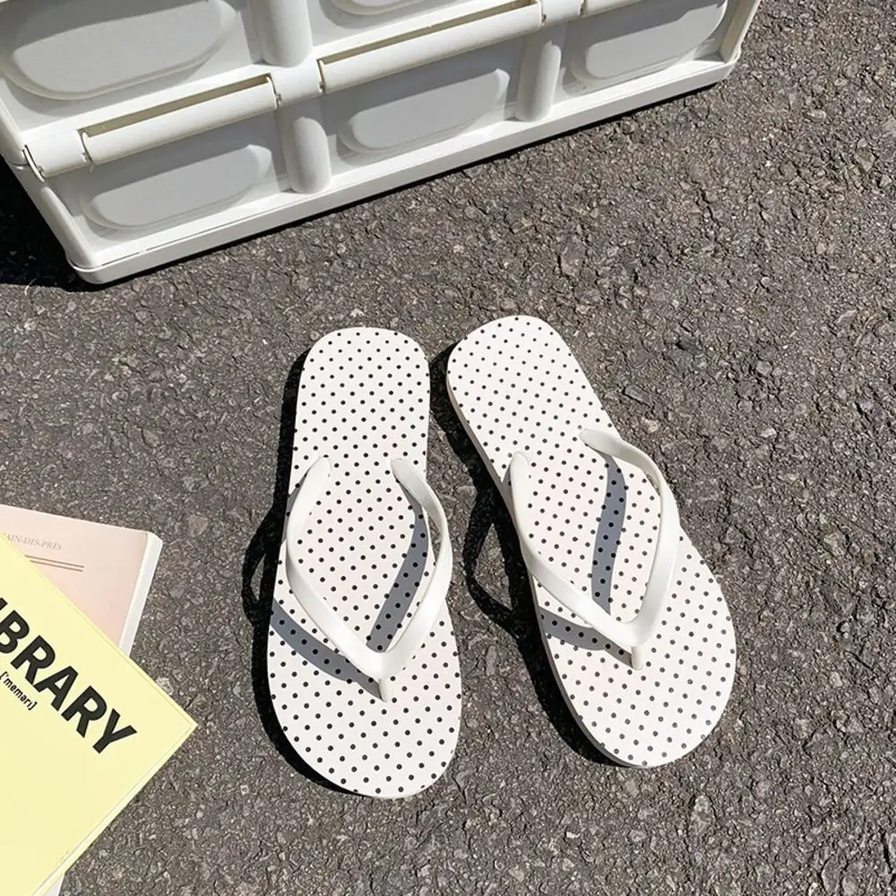 Lightweight Polka Dot PVC Rubber Flip Flops Flat Sole Pool Non Slip Thong Sandals Shower Outdoor Summer Beach Sandals Student