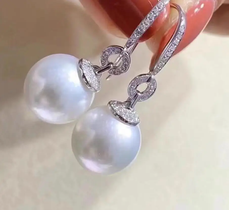 

Потрясающая пара круглых серег с натуральным белым жемчугом Южных морей диаметром 10–11 мм и диаметром 11–12 мм, 925 пробы.