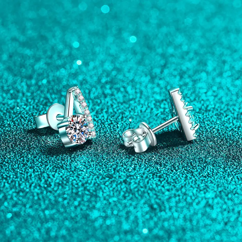 Elegant PT950 Platinum Fashion 1-Carat Moissanite Stud Earrings, Women’s Inverted V-Shaped Diamond-Studded Personalized Earrings
