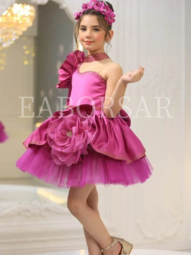 エレガントなワンショルダーフラワーガールドレス花の装飾子供の日のステージパフォーマンス衣装光沢のあるティアードイブニングドレス