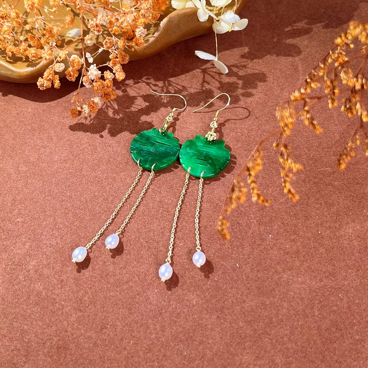 National style dried blue earrings with a grand temperament and a large face suitable for socialites. Long tassel jade earrings