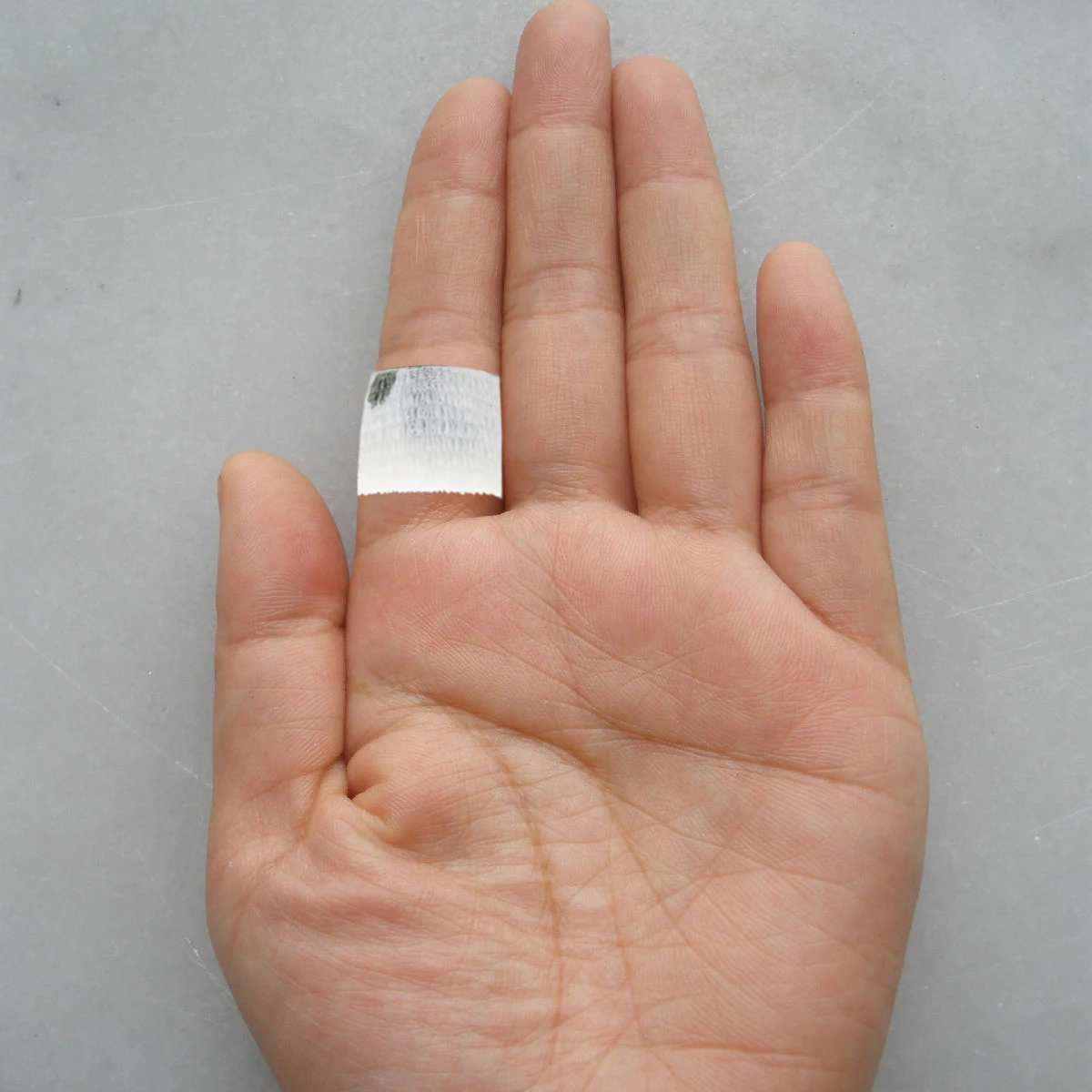 

1 Roll Camouflage Elastic Bandage 5x4.5cm Self- Waterproof Compression Wrap Support Tape Wrap Elastic Compression