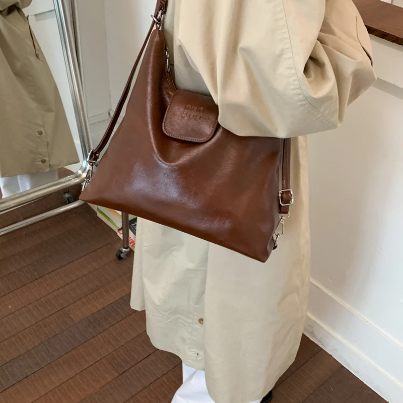 

Classic Women's Leather Handbag Luxury Crossbody Bag Elegant Designer Shoulder Tote For Chic Urban Fashion