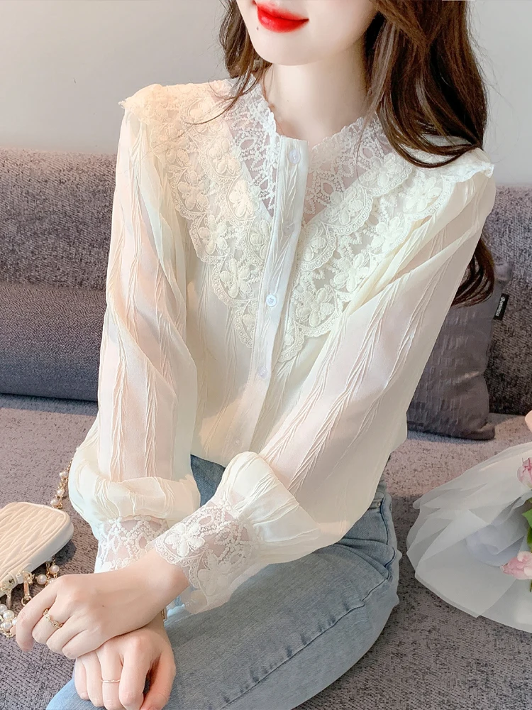 

Элегантный шифоновый топ для женщин: весенняя модная блузка с кружевными вставками, красивым поясом, трендовым длинным рукавом и V-образным вырезом. Цветной вариант.