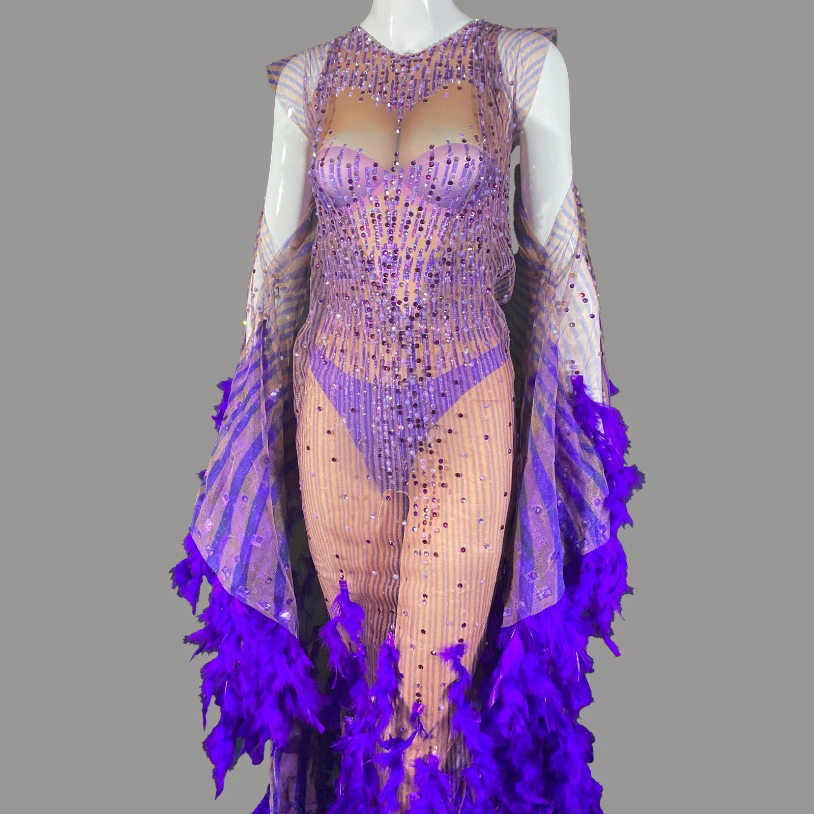 Tuta aderente viola sexy Scollo a cuore Spalla in tulle trasparente Finiture in piume Drag Queen Cantante Ballerino Performance Stage Wear
