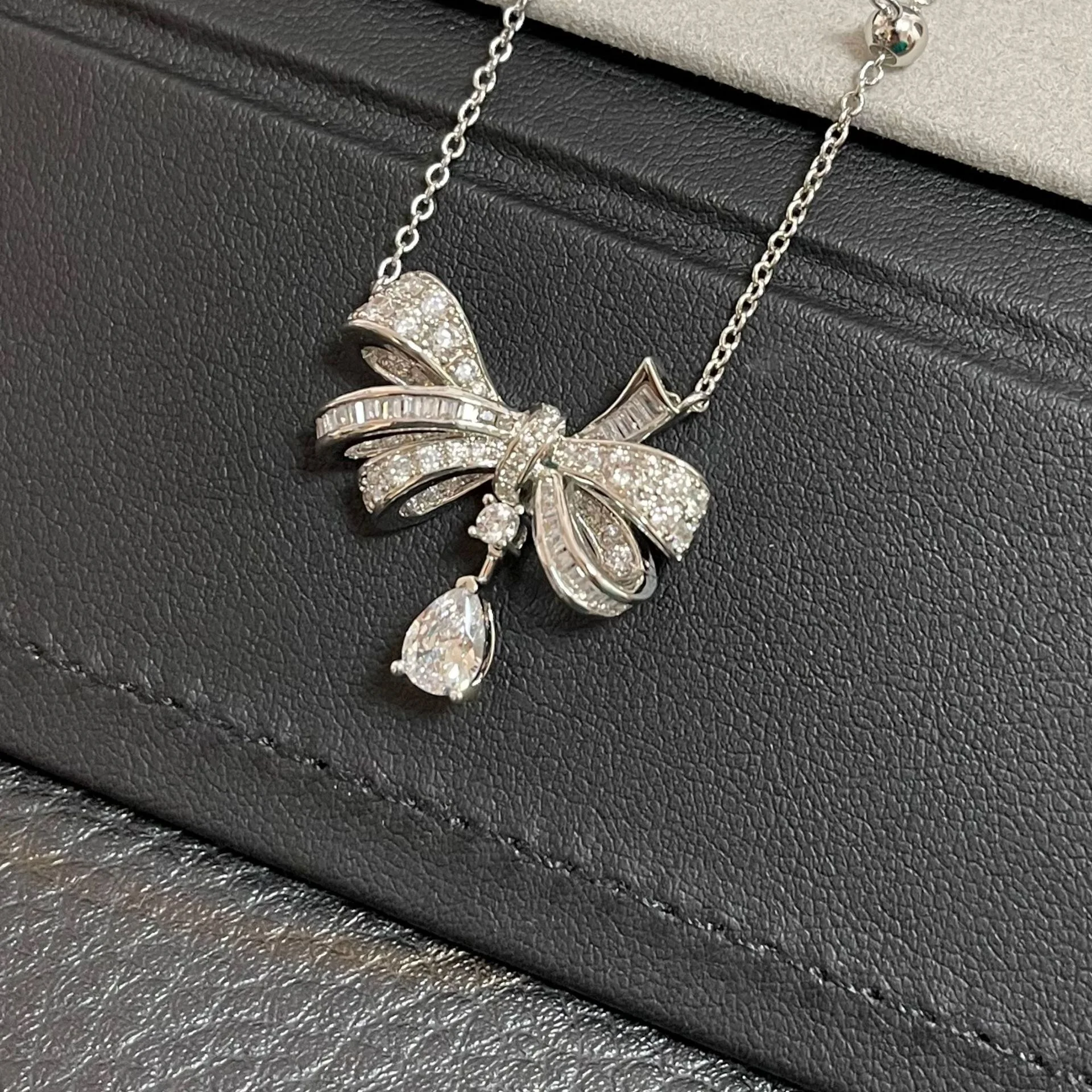 

New Trend Classic High Quality Hot Selling European Famous Brand Women's Jewelry Necklace Luxury Engagement Geometric Bow