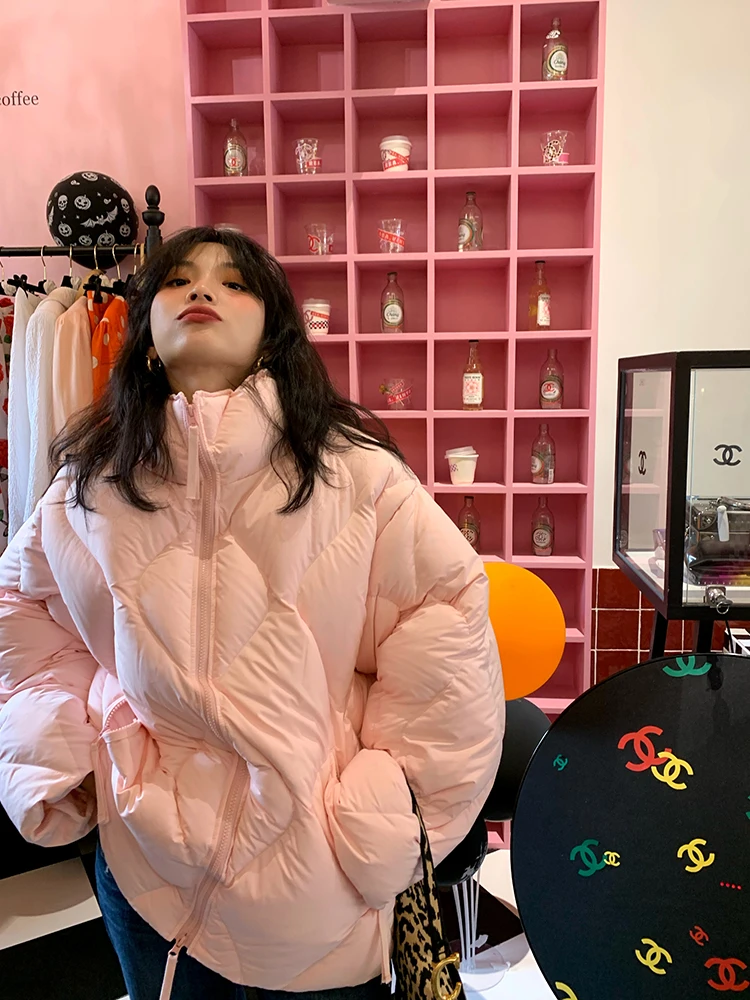ピンクのショート丈厚手スタンドカラーダウンジャケット 2024冬新作 レディースファッションアウター レディライクストレートカット