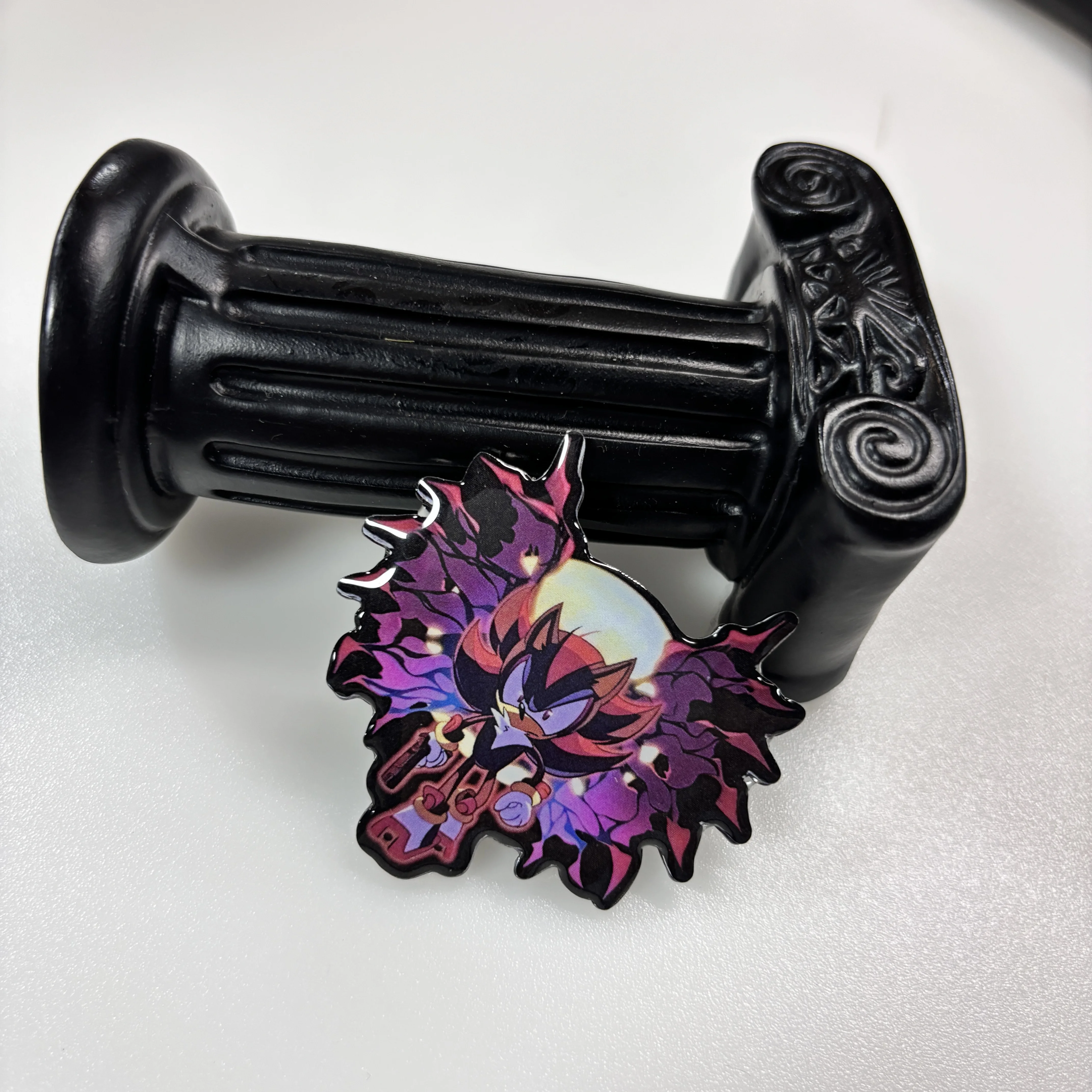 Pin esmaltado Edgy Shadow the Hedgehog: diseño violeta vibrante y rojo para los fanáticos del erizo. Agregue un estilo audaz para chaquetas, bolsos y más.