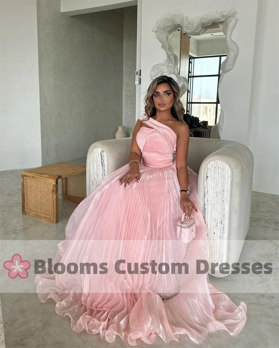 Abiti da sera monospalla dolci in organza rosa lucido personalizzato Abito da ballo formale saudita lungo fino al pavimento Abito da festa a trapezio pieghettato