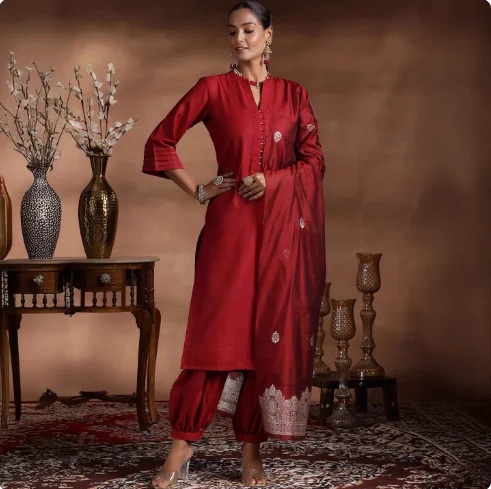

Indian Women's Red V-neck Cotton Blend Seven Quarter Sleeve Jacquard Three Piece Suit