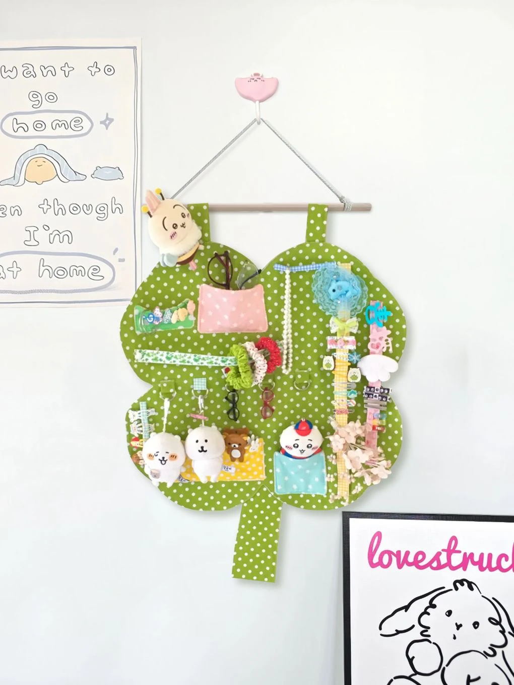 ที่เก็บของติดผนังทำมือสำหรับผู้ใหญ่ที่ชอบความน่ารัก ลายใบโคลเวอร์สี่แฉกและสตรอว์เบอร์รี พร้อมผ้าคลุมกันฝุ่น