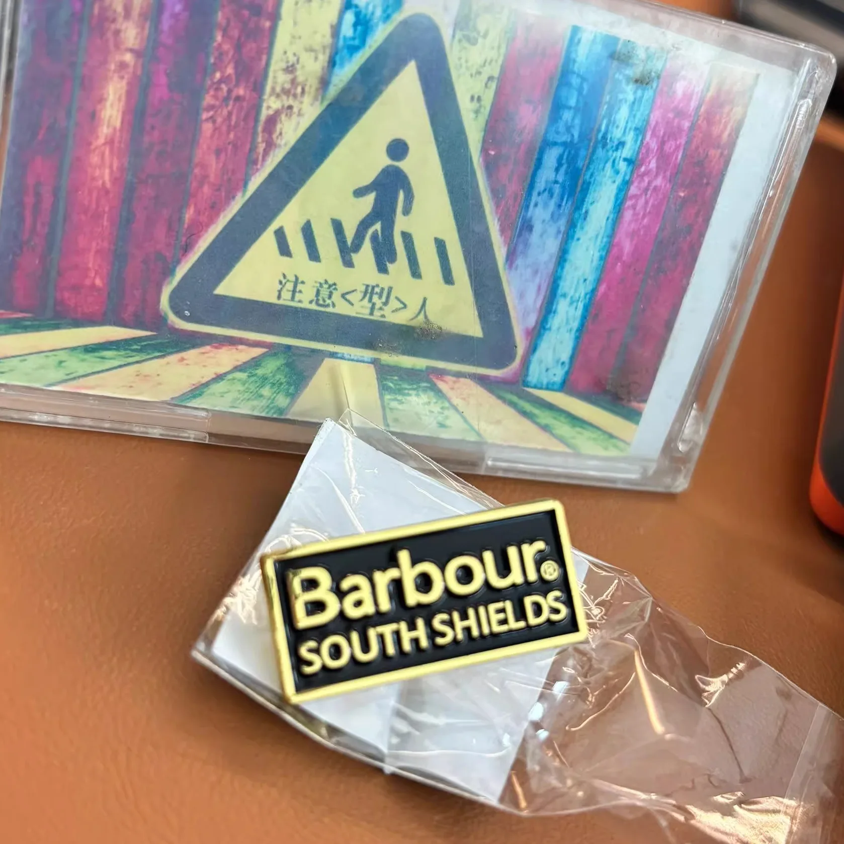 Broche con el emblema de la fábrica Barbour South Shields (Edición Exclusiva) - Caja de regalo con temática de Londres, regalo único y original
