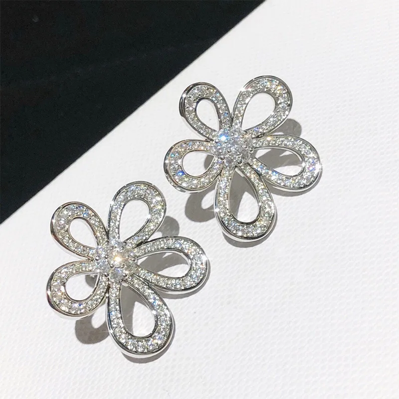 Trendy Shiny Crystal Hollow Out Flower Stud Earrings for Women Silver Color Cute Sweet Party New Fashion Jewelry Girl Gift