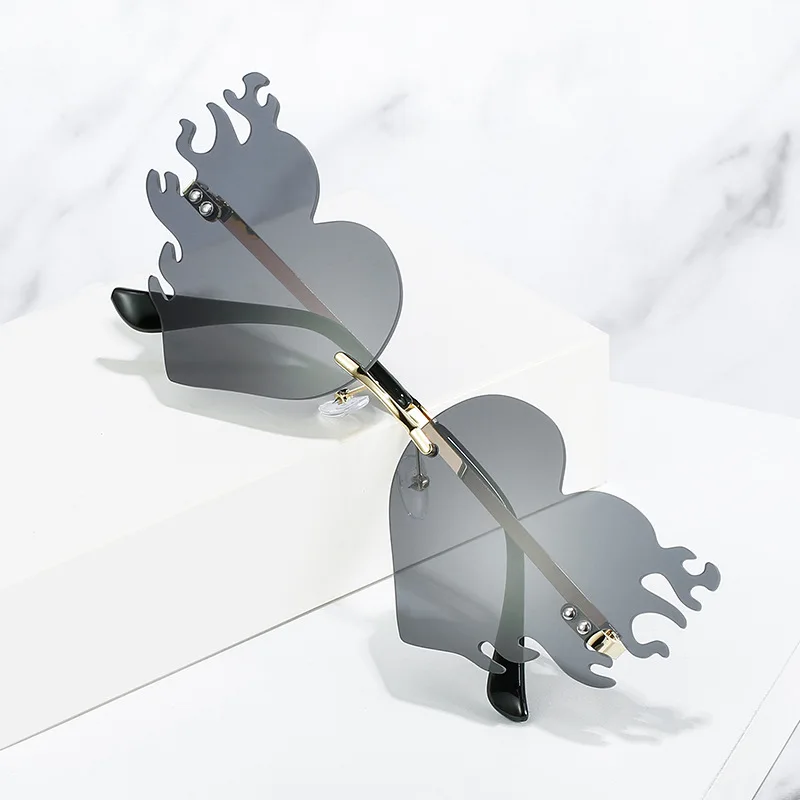 ใหม่ไม่มีกรอบแว่นตากันแดดหัวใจโลหะผู้หญิงผู้ชายเปลวไฟสีแว่นตากันแดดสําหรับผู้หญิงผู้ชายปาร์ตี้แว่นตาเดินทางแว่นตากันแดด