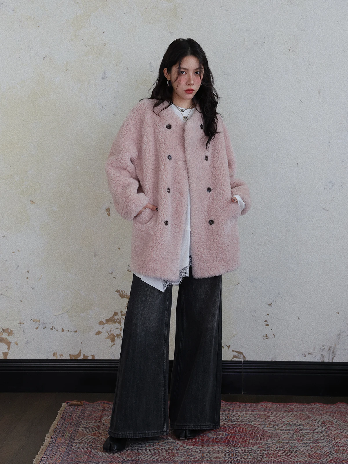 เสื้อโค้ทหนังและขนสัตว์เทียมแบบเรียบง่ายทรงหลวมสำหรับผู้หญิง ฤดูหนาว ดีไซน์กระดุมสองแถว ให้ความอบอุ่น  ผ้าหนังเทียมลายหนังแกะ