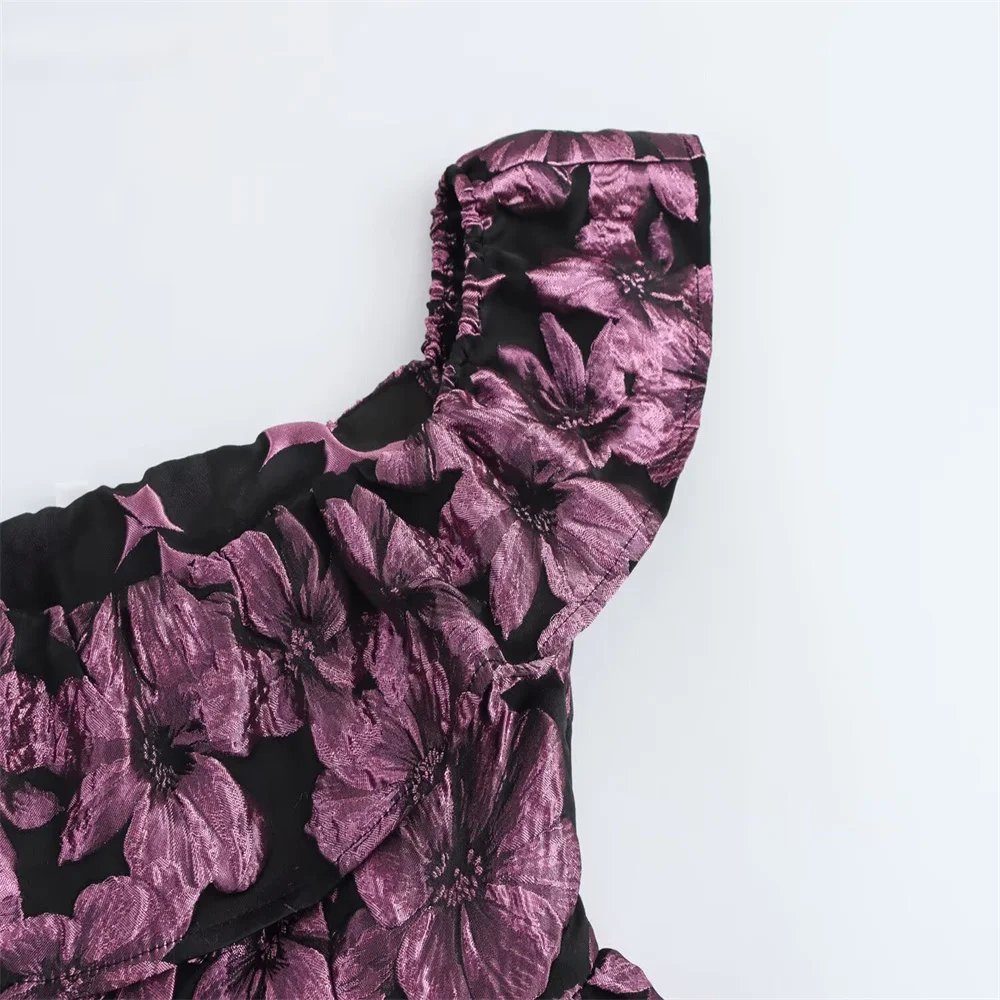   Sukienka mini damska z odkrytymi ramionami, falbanką przy dekolcie, czarno-fioletowa, z kwiatowym wzorem, stylowa, rok 2025.