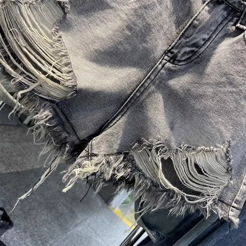 Le nouveau style a des trous et des bords bruts qui fuit sur les cuisses des shorts rendant les jambes plus longtemps de la ligne A