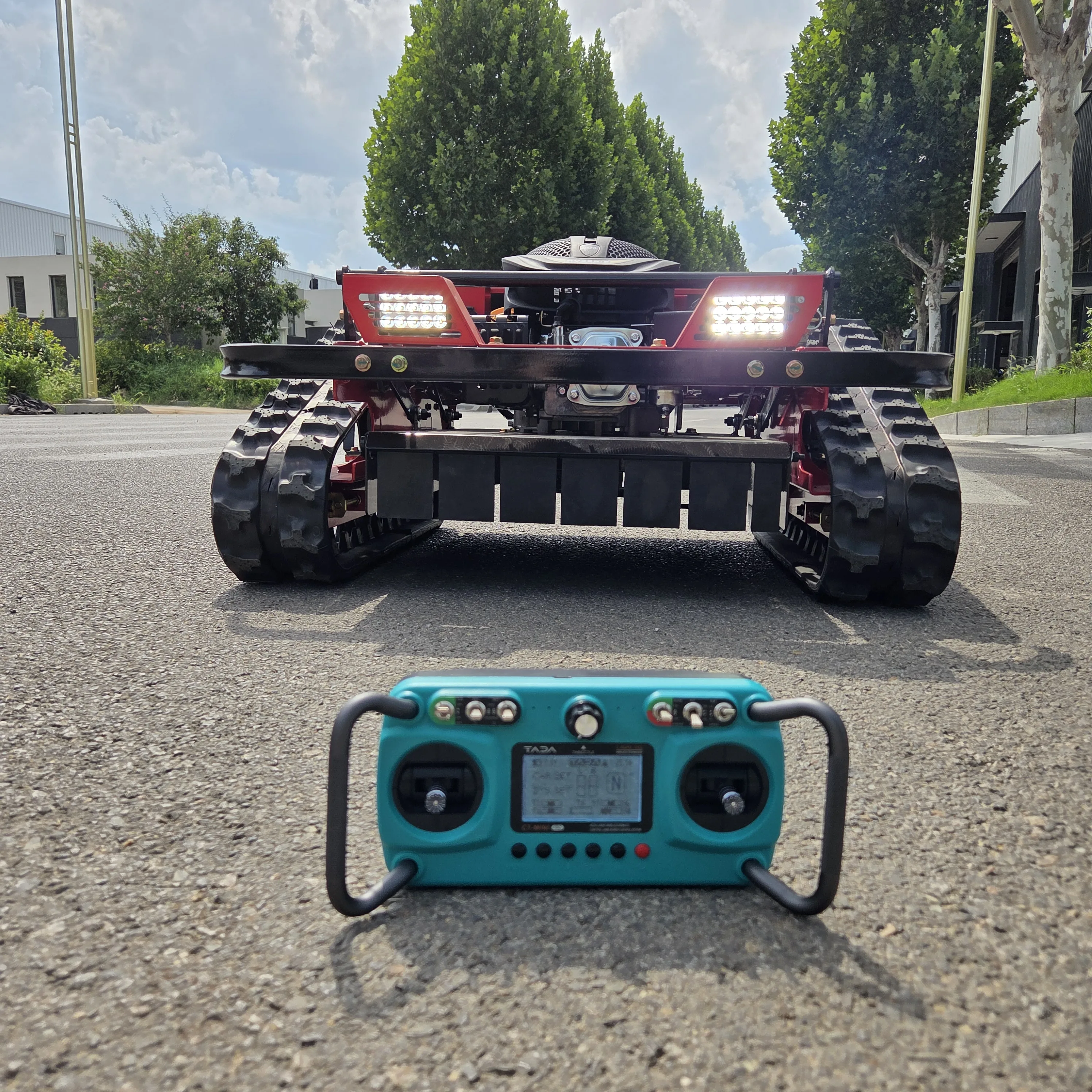 

Гибкая рабочая газонокосилка шириной 500 мм может быть оснащена распылительной коробкой для удаленного запуска и работы.