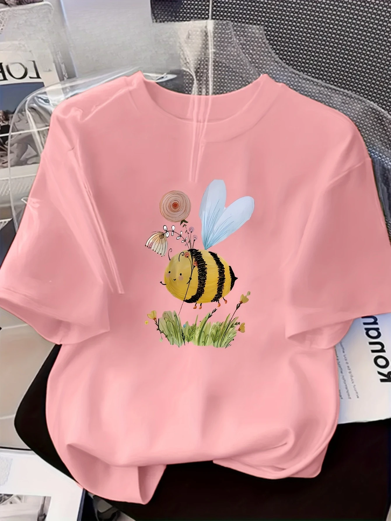 Women's Casual Short Sleeve T-Shirt with Cute Bee Floral Print Round Neck Summer Essential Top Print Top Fashion Women Clothing