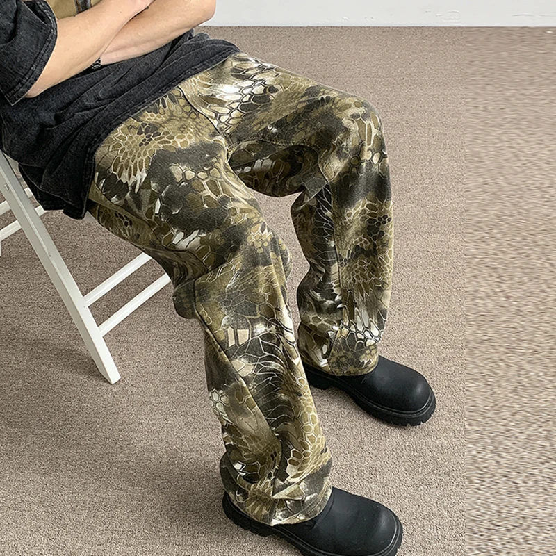 

2025 НОВЫЕ мужские парусиновые камуфляжные джинсы со змеиным принтом, свободные джинсовые брюки High Street, повседневная молодежная уличная одежда, джинсовые брюки цвета хаки
