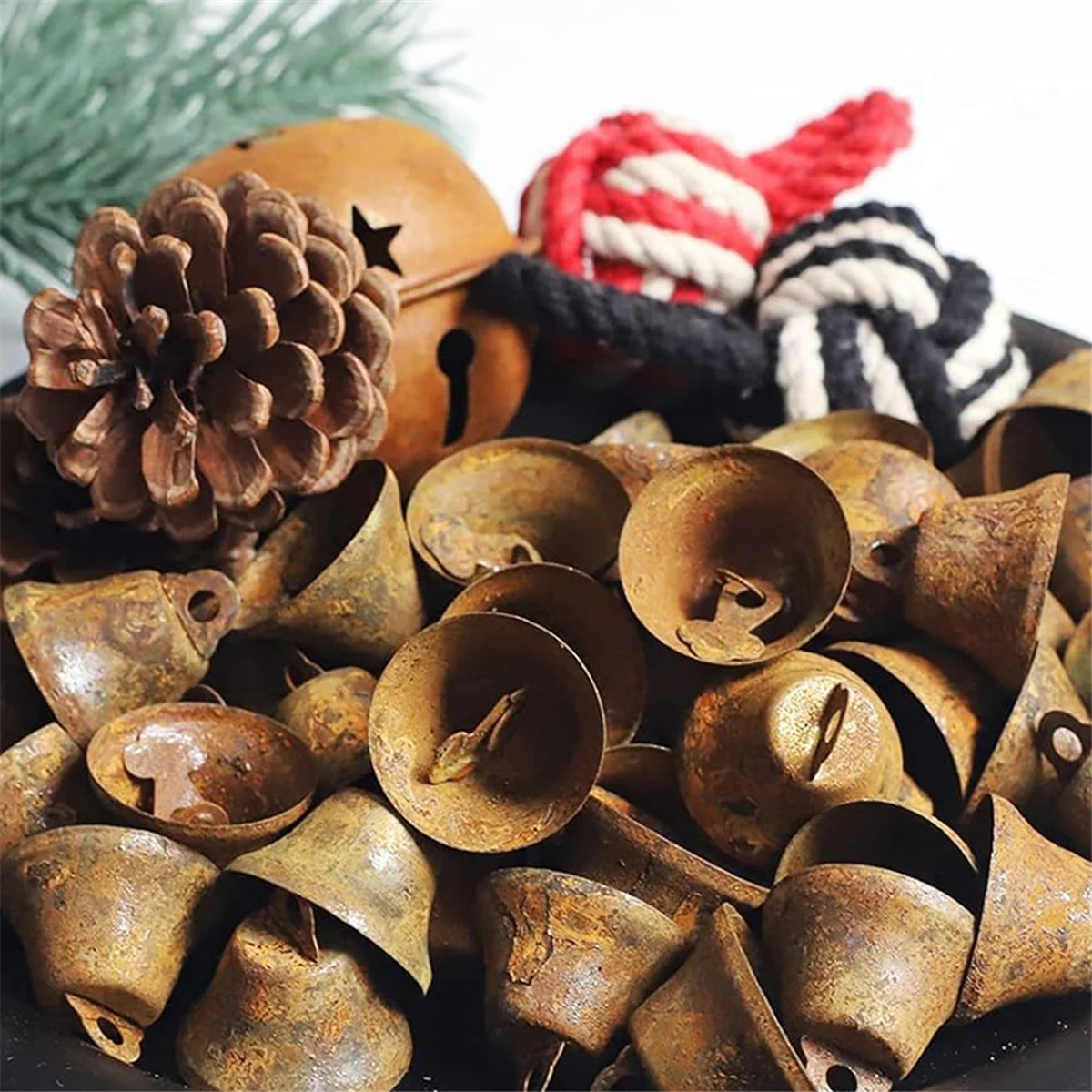 50 ชิ้น Mini Jingle Bells, ระฆังคริสต์มาส, สําหรับหัตถกรรมพวงหรีดหัตถกรรมระฆัง, วันหยุดตกแต่งบ้านระฆัง (สนิม 1 นิ้ว)
