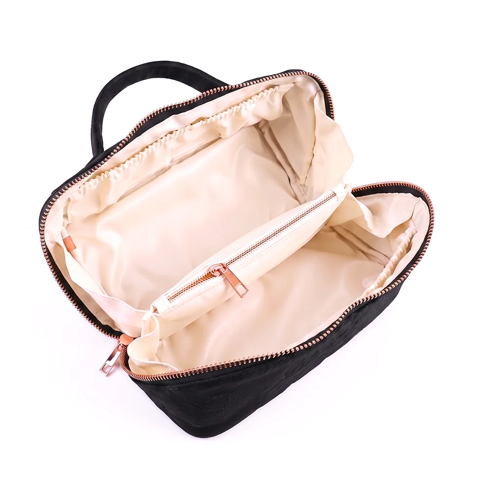 Samt-Kosmetiktasche für Damen, luxuriöser Make-up-Organizer, Kosmetik-Aufbewahrungsbeutel, Imitationsstickerei, Buchstabenmuster. – Detail 10
