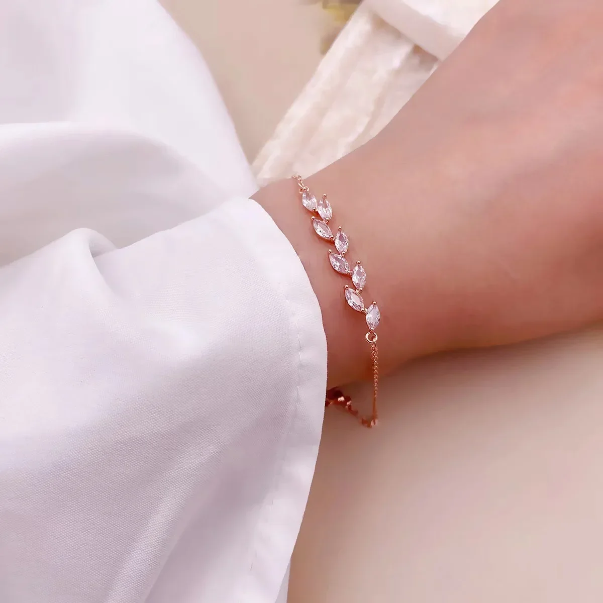 

Leaf bride bracelet for women design Senshi senior sense zircon bracelet for women light luxury senior sense birthday gift