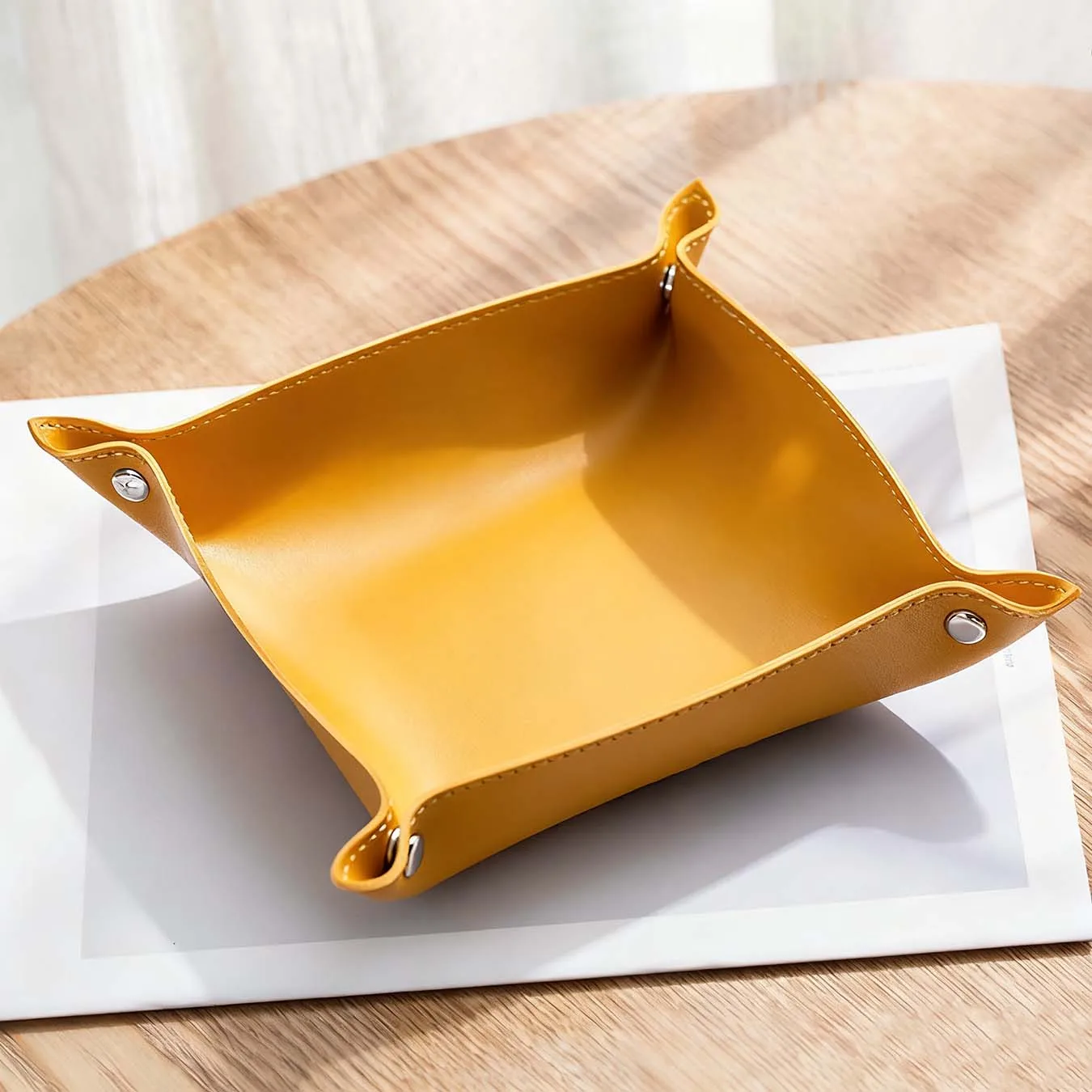 

1Pcs Dice Cup Yellow Pink Storage Box Brown Dice Cup Four Corner Folding Leather Dice Cup for D&D COC Role RPG DND Table Game