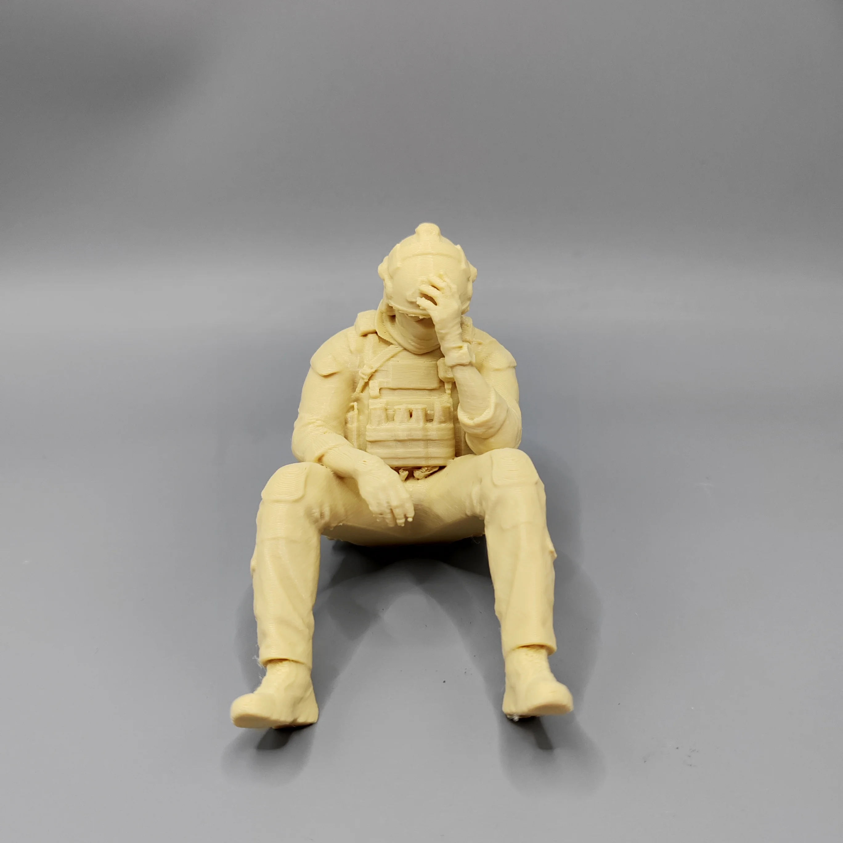 Figurine de soldat des forces spéciales assis en position fatiguée, miniature militaire tactique, décoration de bureau