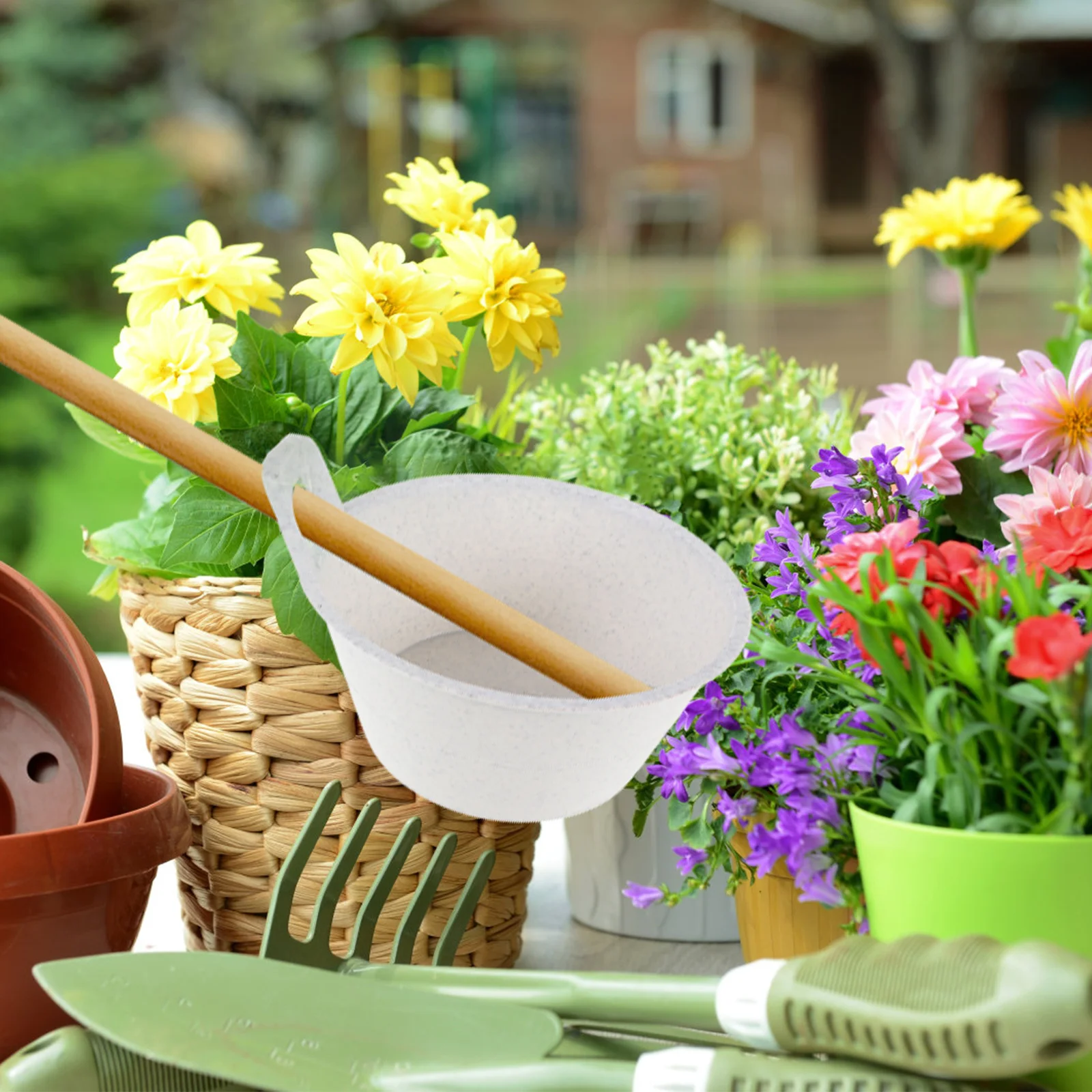 

Sturdy Rubber Watering Scoop Gardening Ladle for Vegetable Gardens and Greenhouses Effortless Operation Versatile Tool