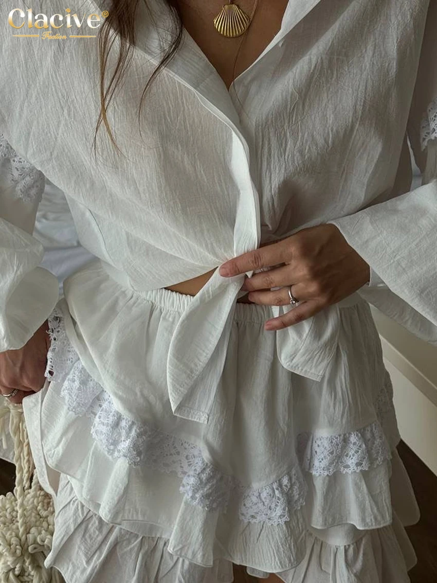 ชุดเซ็ต 2 ชิ้น เสื้อแขนยาวสีขาวทรงหลวมสไตล์คลาสสิกสำหรับผู้หญิง ปี 2025 พร้อมกระโปรงมินิสั้นทรงเอวสูงจีบระบาย