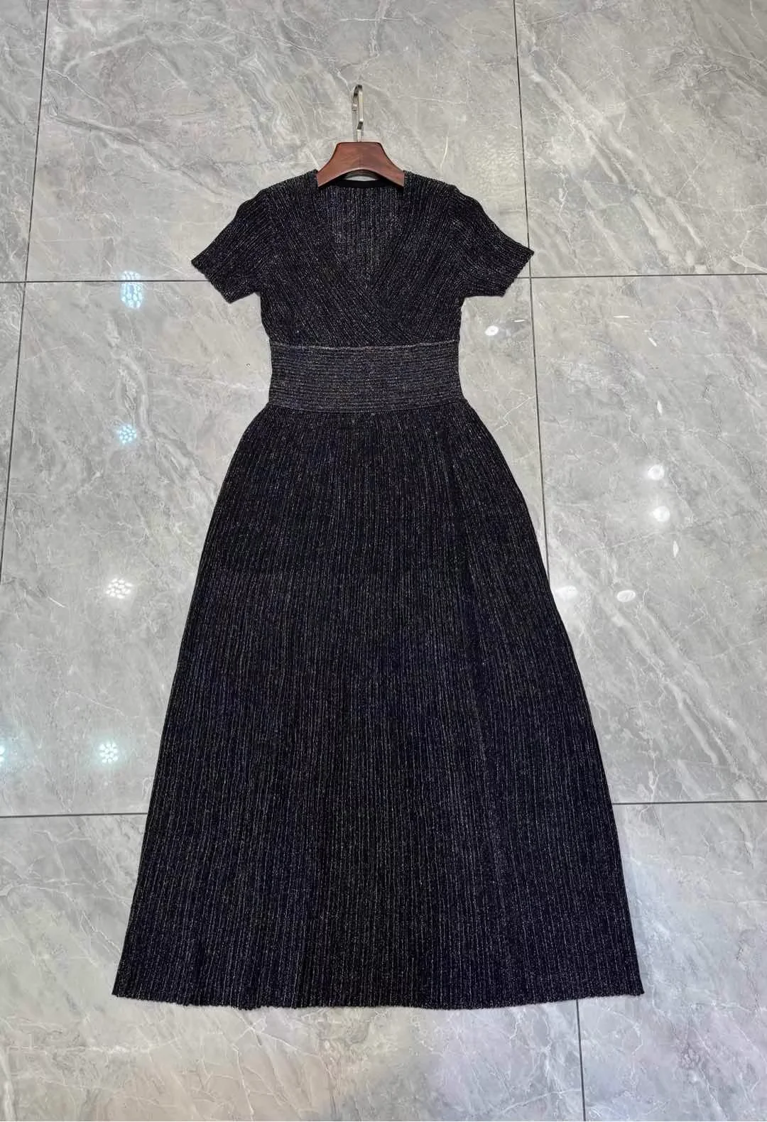 

2025 New Women Metallic Sequined Long Dress Elastic Waist V-Neck Short Sleeve Fashion Slim Knitted Robe