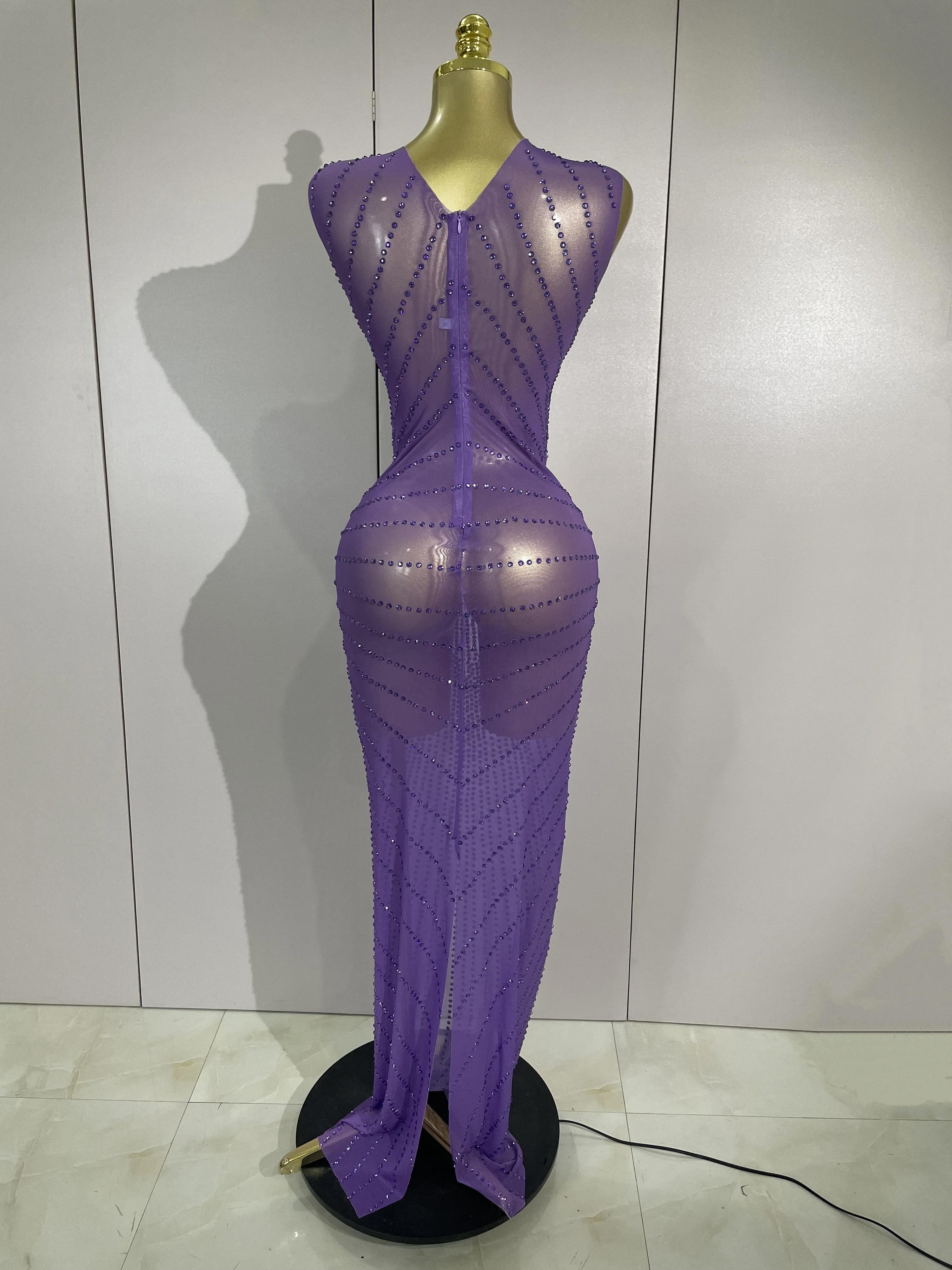 Elegancka, błyszcząca, diamentowa, seksowna, siateczkowa, prześwitująca długa suknia damska na wieczór, luksusowe przyjęcie urodzinowe, wesele, do klubu nocnego, na scenę.